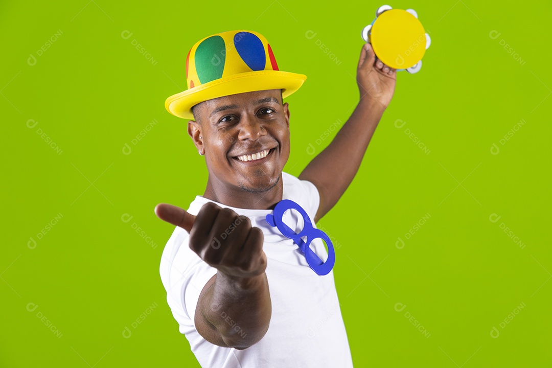 Homem jovem garoto negro fantasiado para carnaval sobre fundo isolado