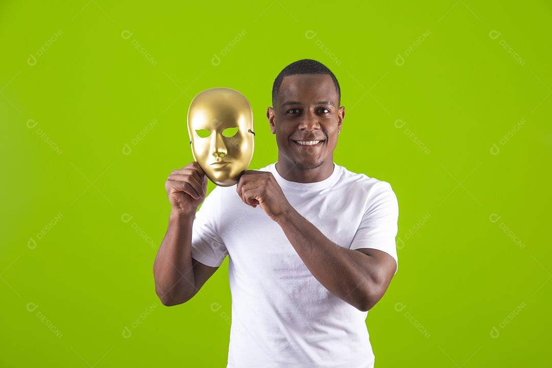 Homem jovem garoto negro fantasiado para carnaval sobre fundo isolado