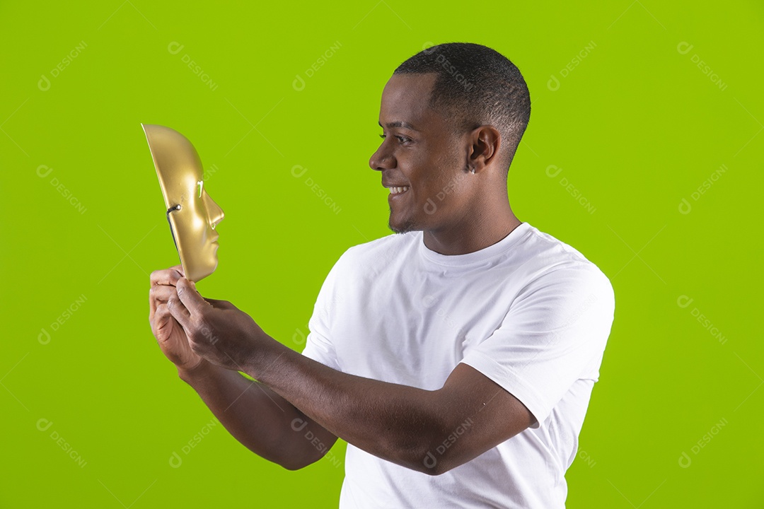 Homem jovem garoto negro fantasiado para carnaval sobre fundo isolado.