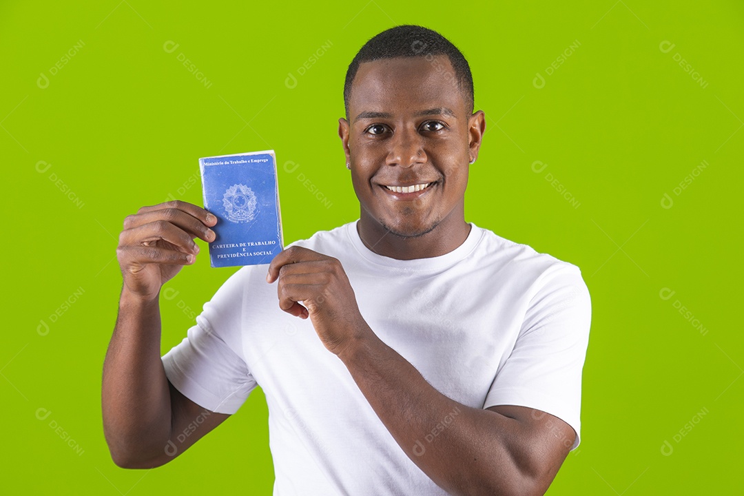 Homem jovem garoto moreno negro segurando carteira de trabalho