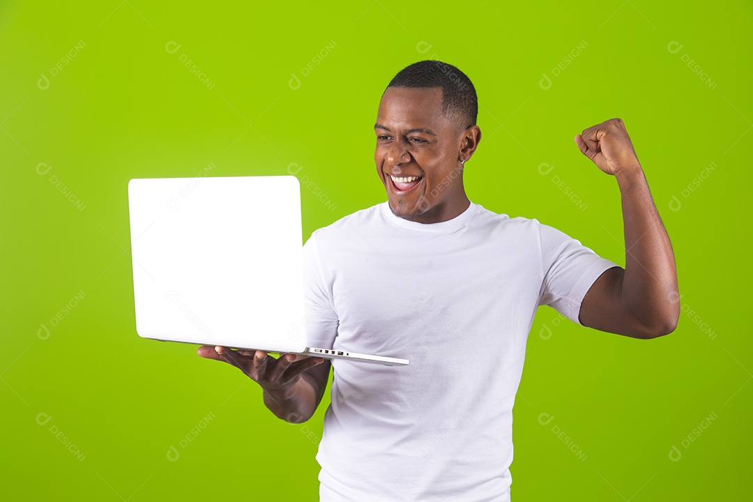 Homem jovem garoto moreno negro sorridente feliz segurando notebook