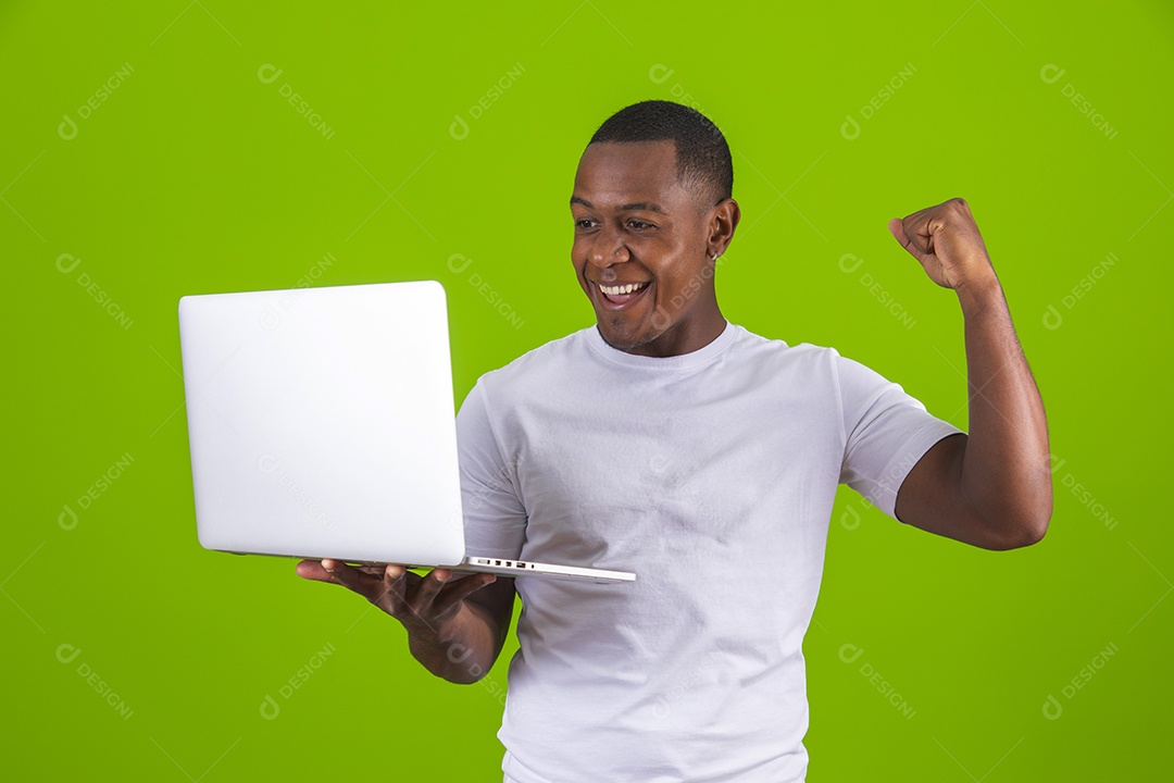 Homem jovem garoto moreno negro sorridente feliz segurando notebook