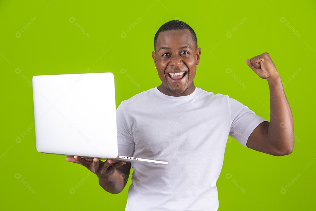 Homem jovem garoto moreno negro sorridente feliz segurando notebook