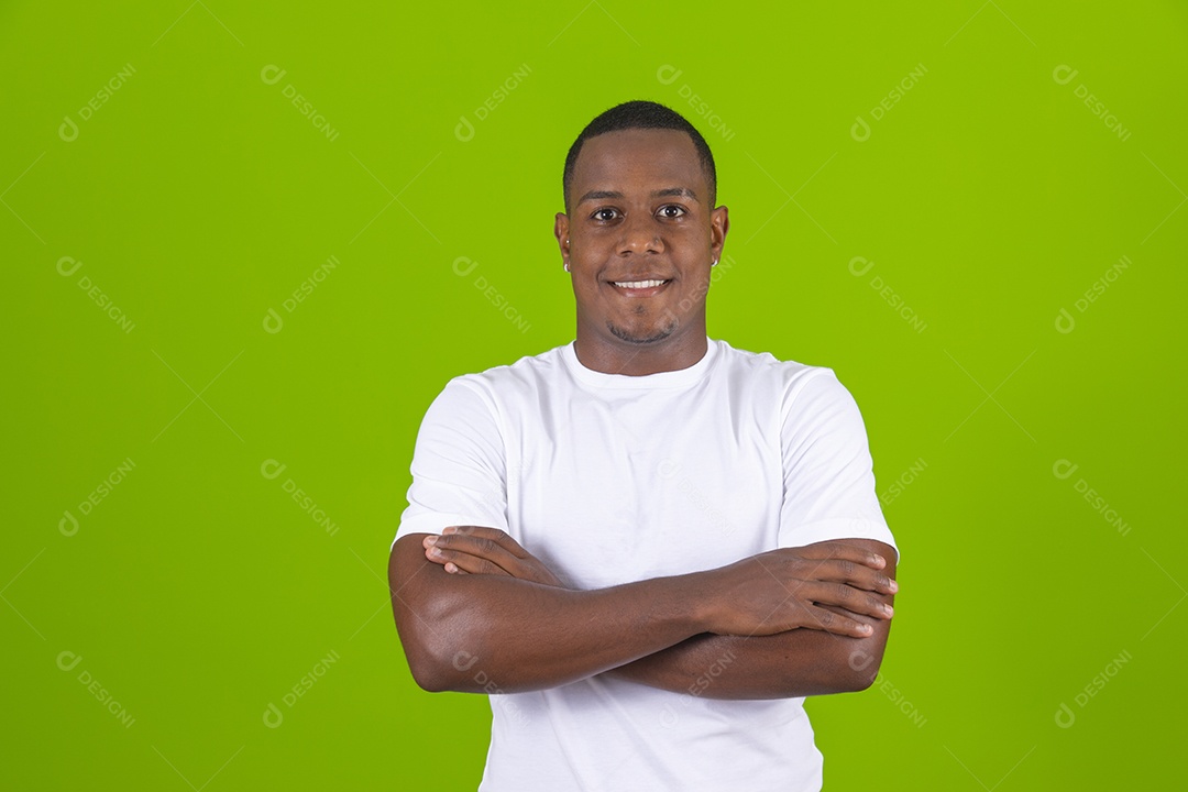 Homem jovem garoto negro fantasiado para carnaval sobre fundo isolado.