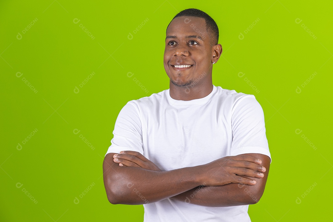 Homem jovem garoto negro fantasiado para carnaval sobre fundo isolado.