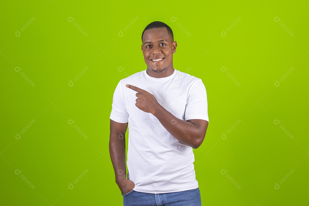 Homem jovem garoto moreno negro sorridente feliz negro sobre fundo isolado