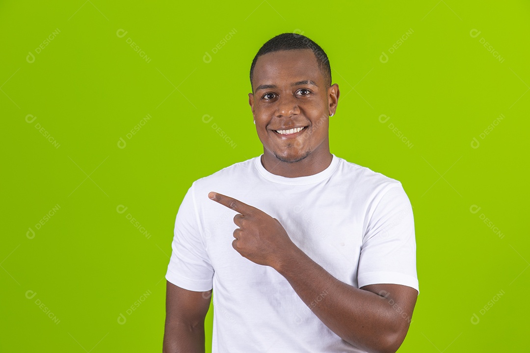 Homem jovem garoto moreno negro sorridente feliz negro sobre fundo isolado