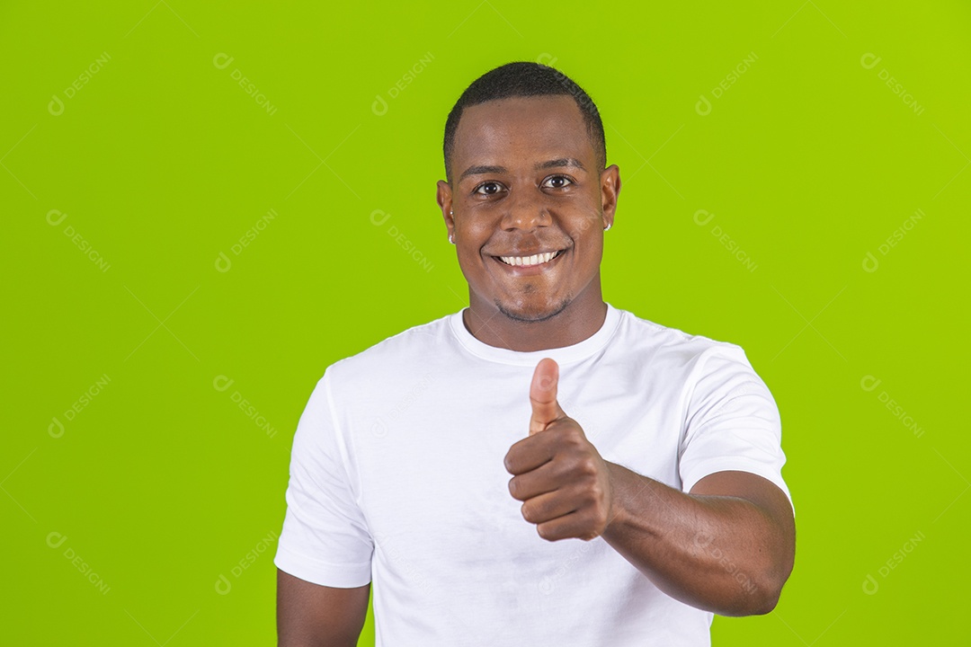 Homem jovem garoto moreno negro sorridente feliz negro sobre fundo isolado