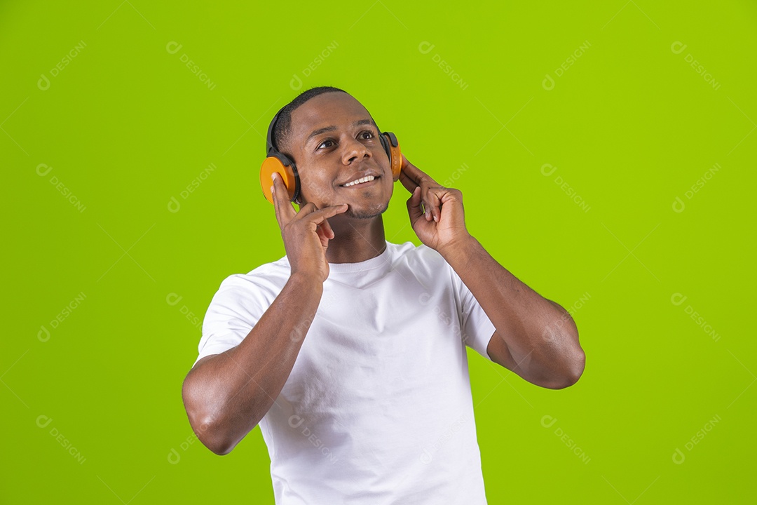 Homem jovem garoto negro usando fones de ouvido sobre fundo isolado