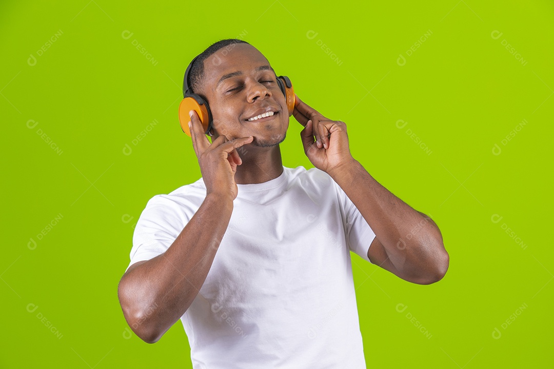 Homem jovem garoto negro usando fones de ouvido sobre fundo isolado