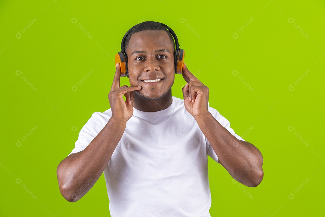 Homem jovem garoto negro usando fones de ouvido sobre fundo isolado