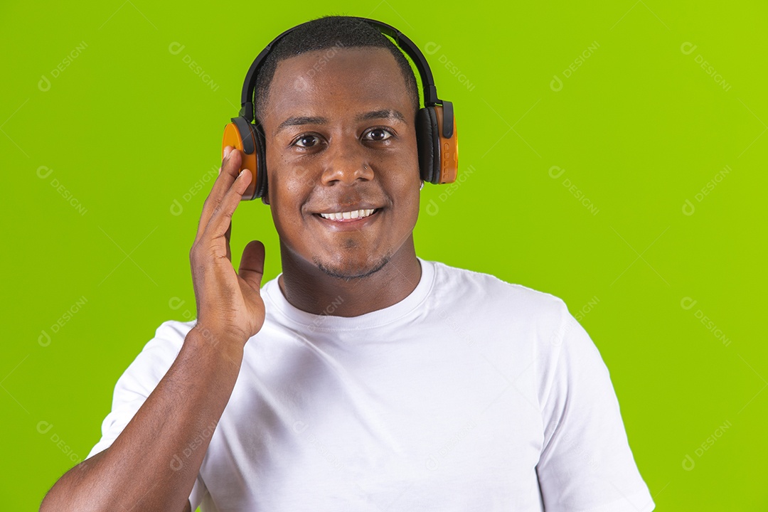 Homem jovem garoto negro usando fones de ouvido sobre fundo isolado