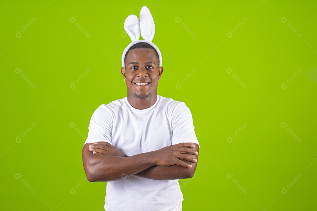 Homem jovem garoto negro usando tiara de coelho da páscoa