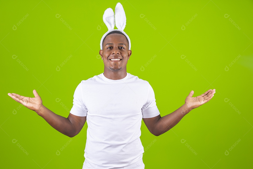 Homem jovem garoto negro fantasiado para carnaval sobre fundo isolado.