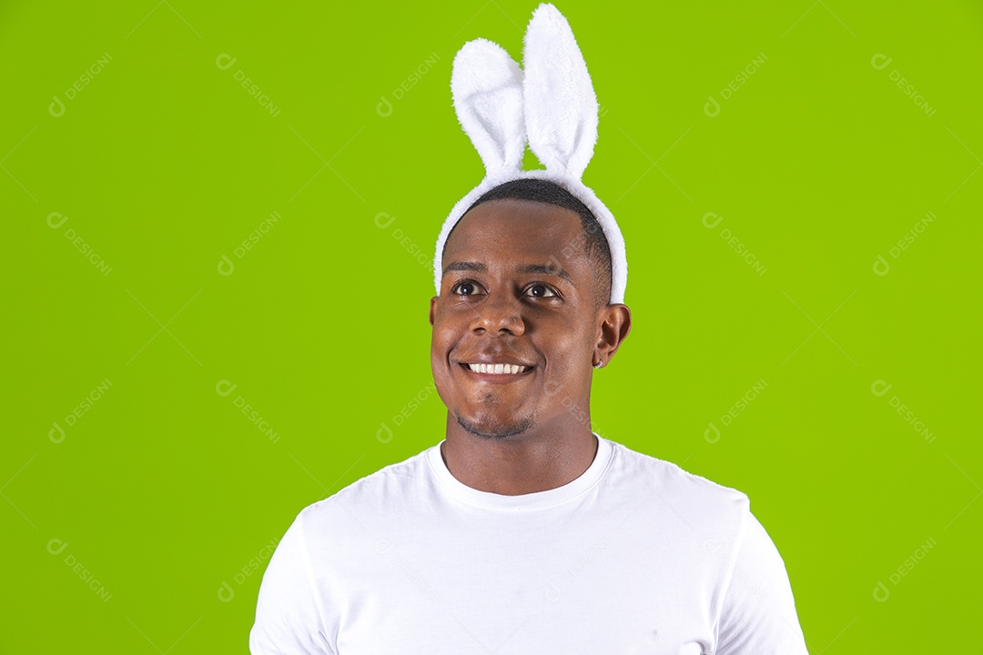 Homem jovem garoto negro usando tiara de coelho da páscoa