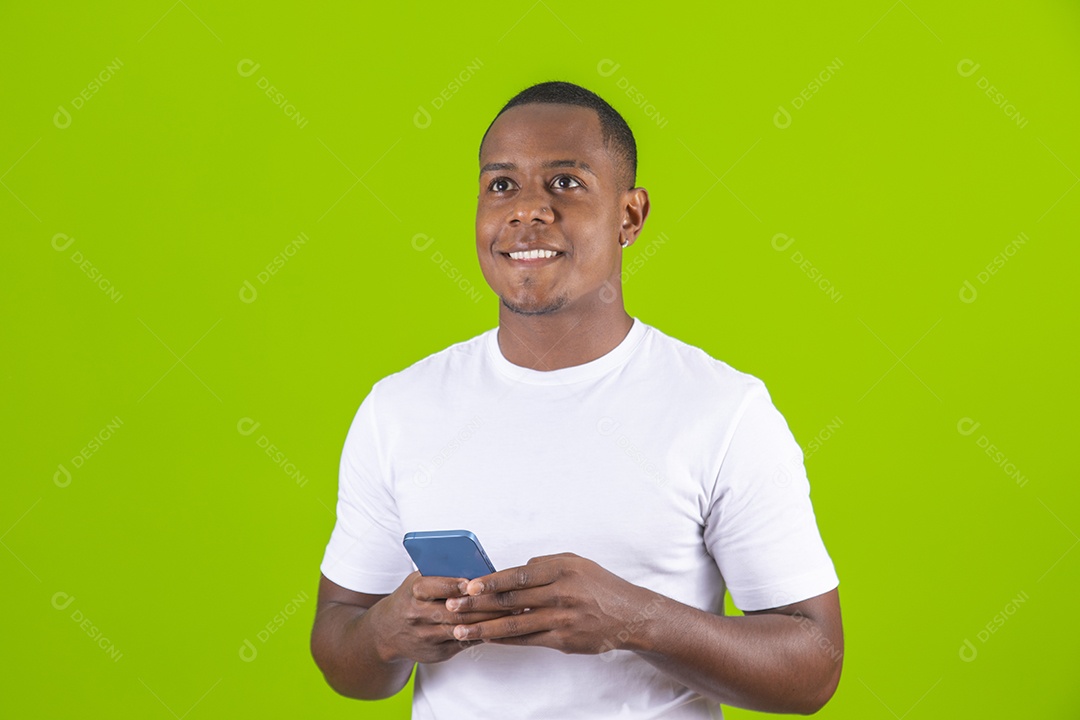 Homem jovem garoto negro usando camiseta branca mexendo celular