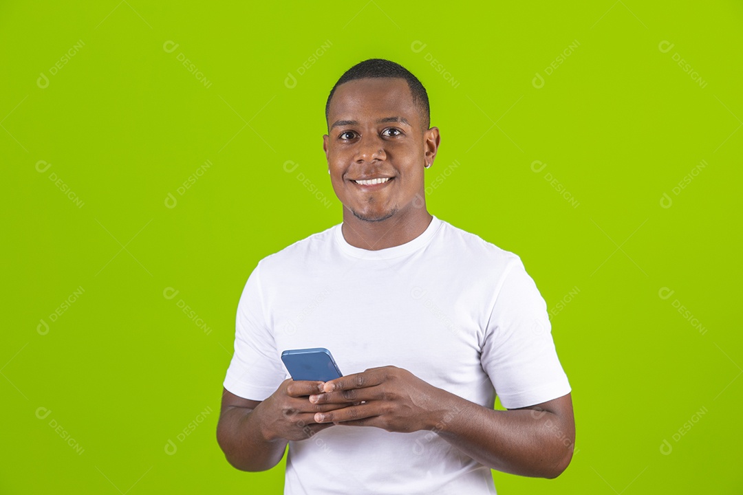 Homem jovem garoto negro usando camiseta branca mexendo celular