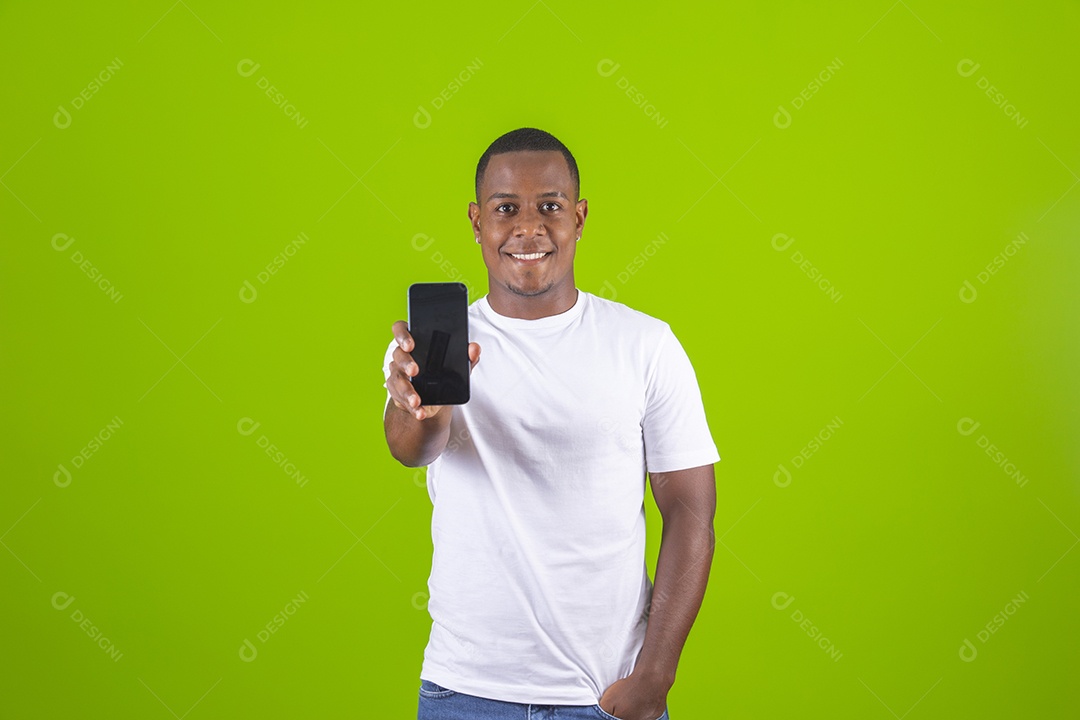 Homem jovem garoto negro usando camiseta branca segurando celular