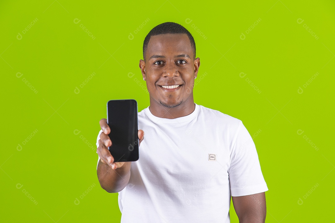 Homem jovem garoto negro usando camiseta branca segurando celular