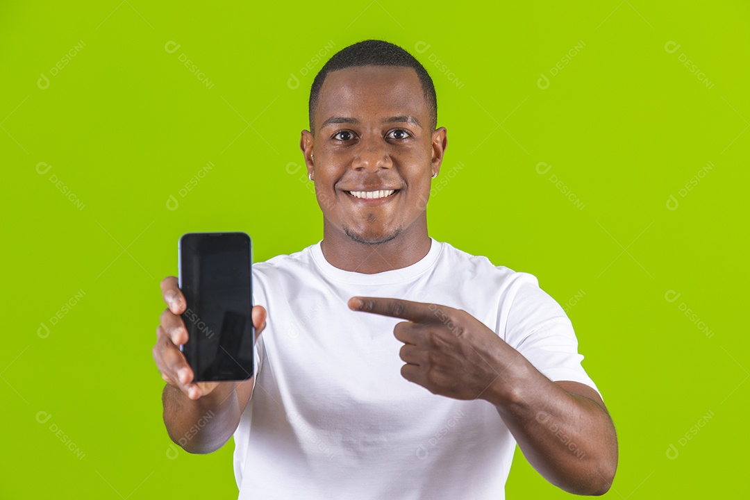 Homem jovem garoto negro usando camiseta branca segurando celular