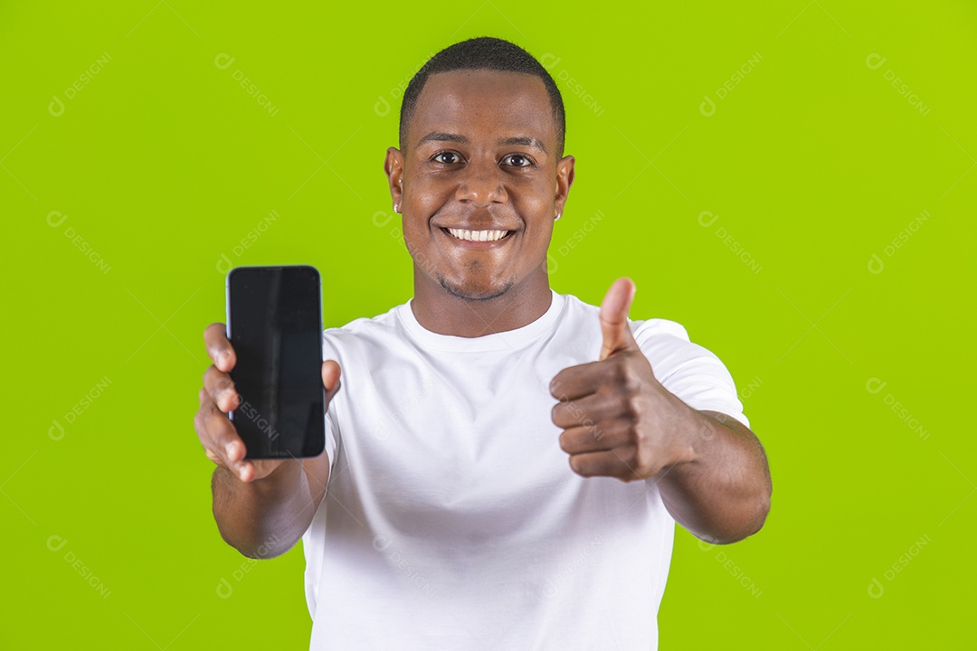 Homem jovem garoto negro usando camiseta branca segurando celular