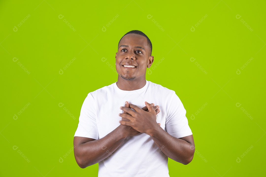 Homem jovem garoto negro fantasiado para carnaval sobre fundo isolado.
