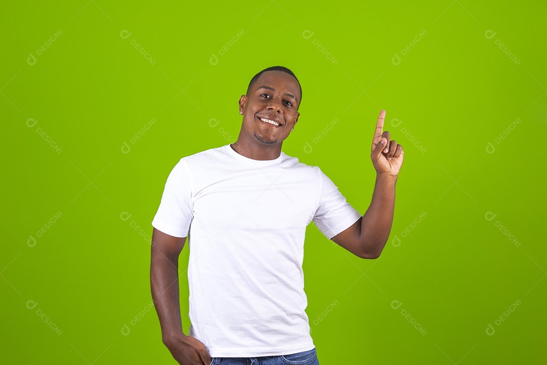 Homem jovem garoto negro usando camiseta branca sobre fundo isolado