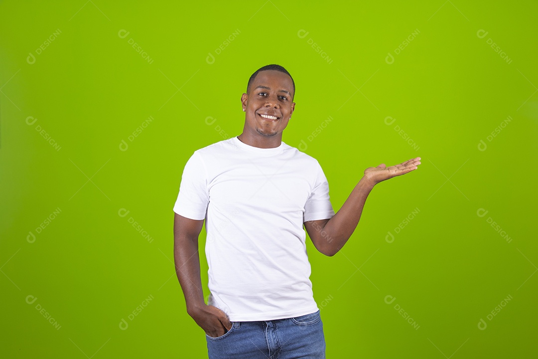 Homem jovem garoto moreno negro sobre fundo isolado verde