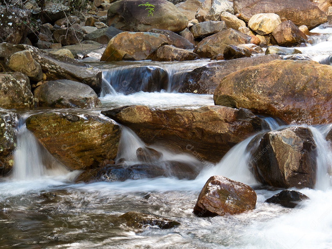 Cachoeira bonita com águas cristalinas borradas fotografadas