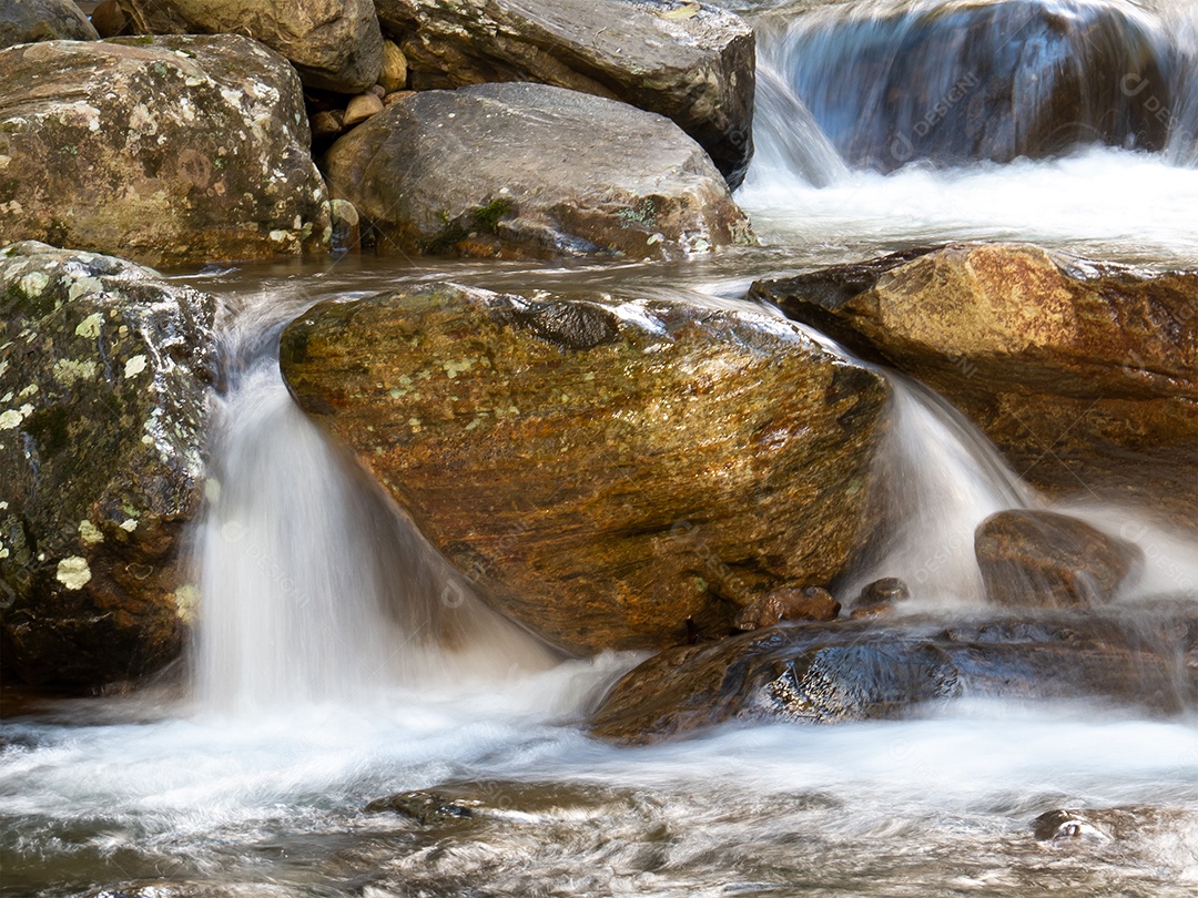 Cachoeira bonita com águas cristalinas borradas fotografadas