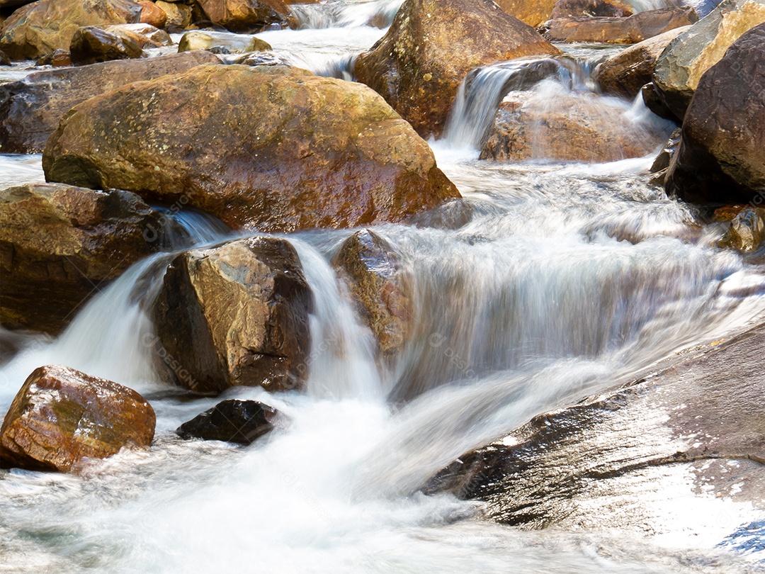 Cachoeira bonita com águas cristalinas borradas fotografadas