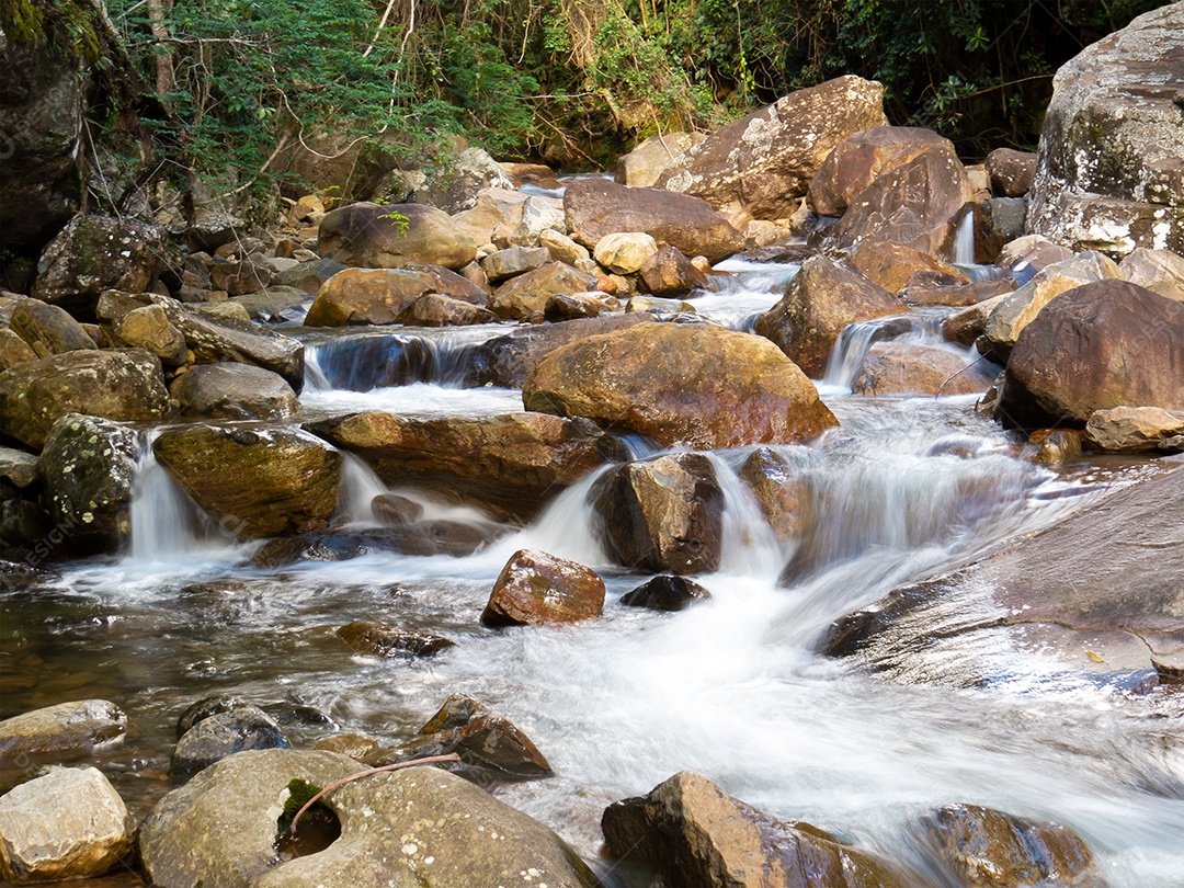 Cachoeira bonita com águas cristalinas borradas fotografadas