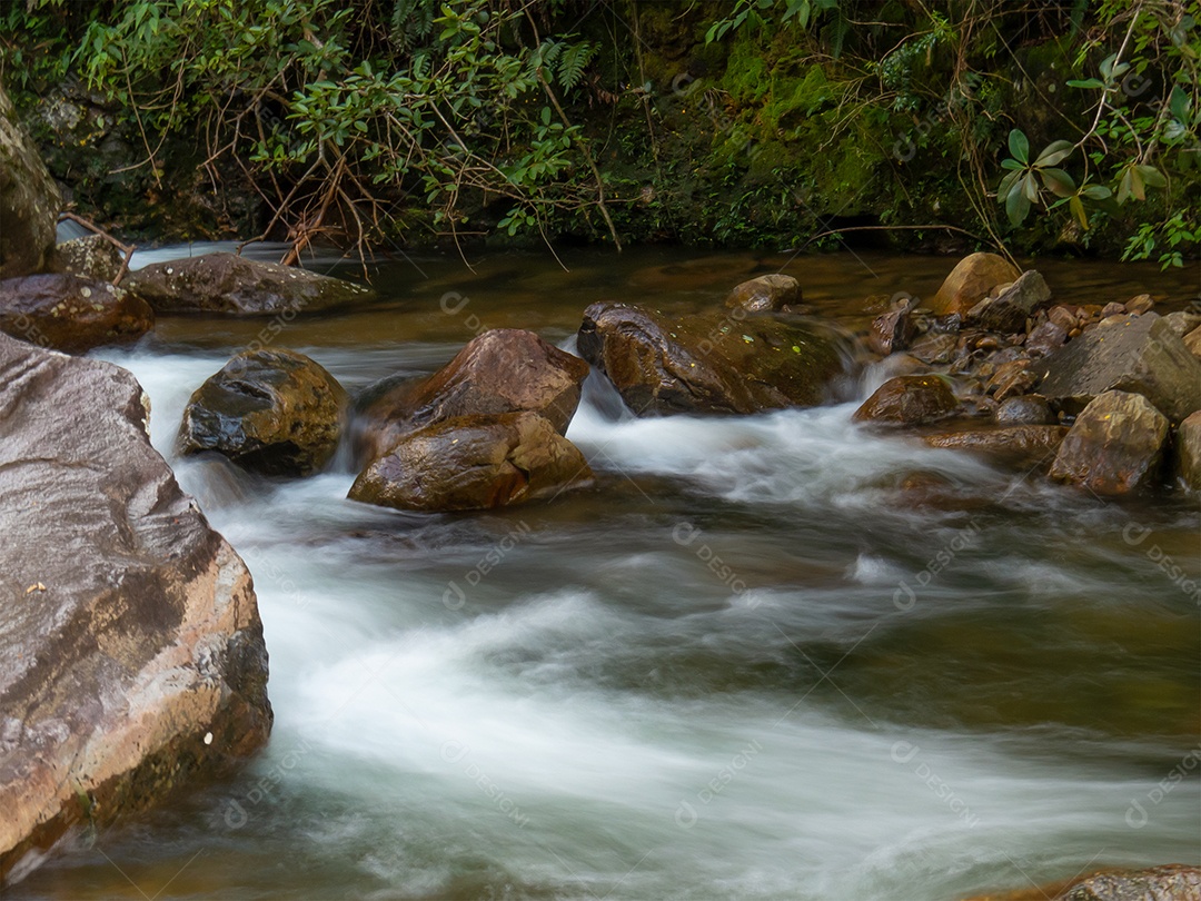 Cachoeira bonita com águas cristalinas borradas fotografadas