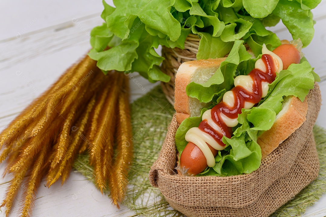 Menu de comida Salsicha embrulhada em pão