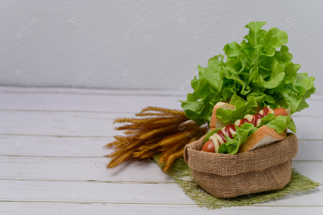 Menu de comida Salsicha embrulhada em pão