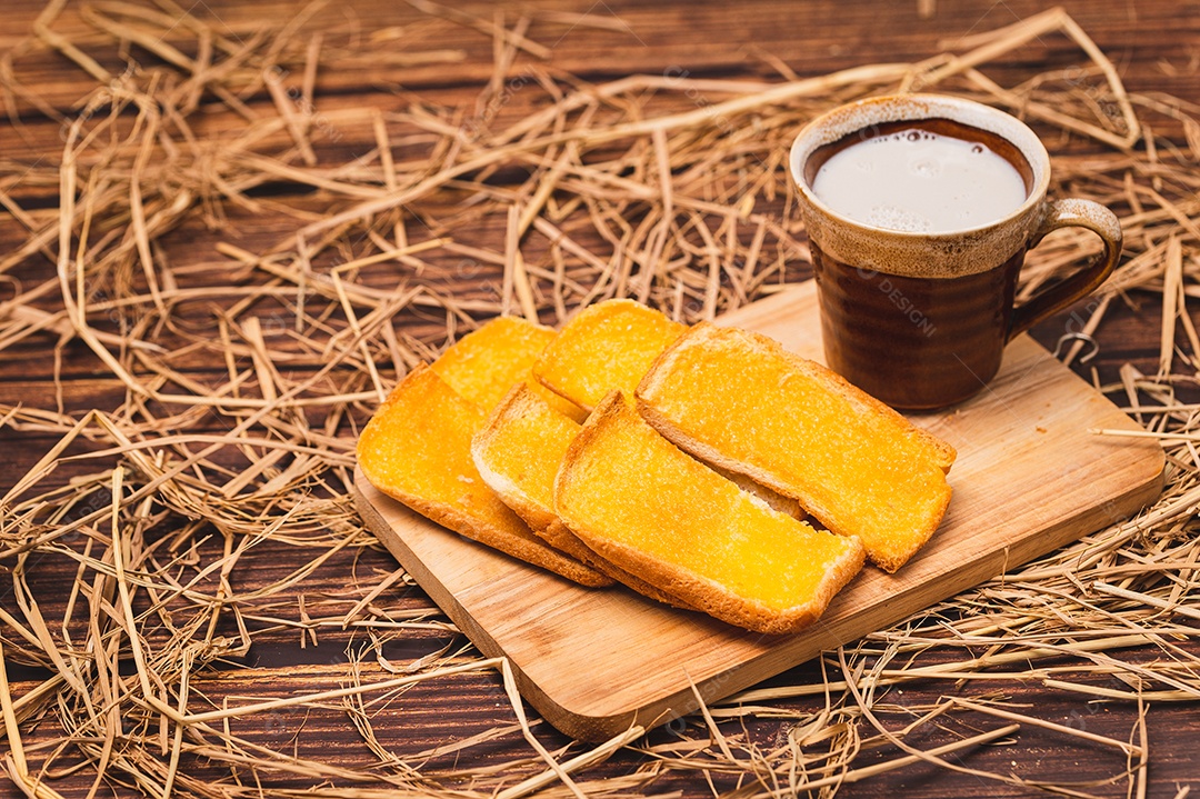 Pão de Manteiga com Leite de Vaca Quente