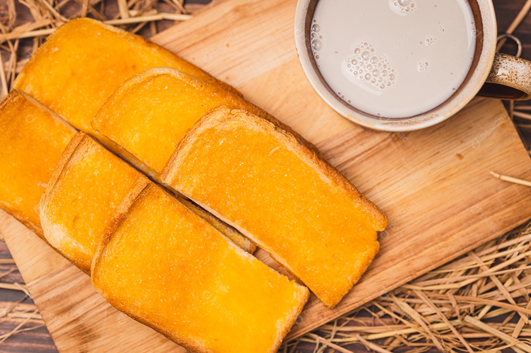Pão de Manteiga com Leite de Vaca Quente