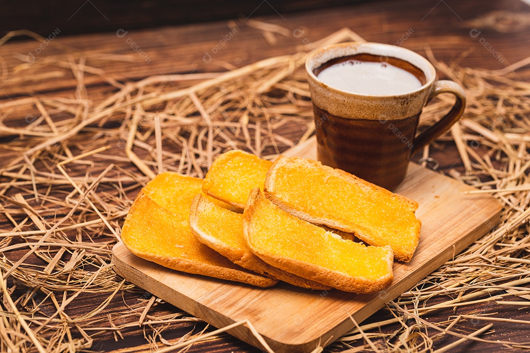 Pão de Manteiga com Leite de Vaca Quente
