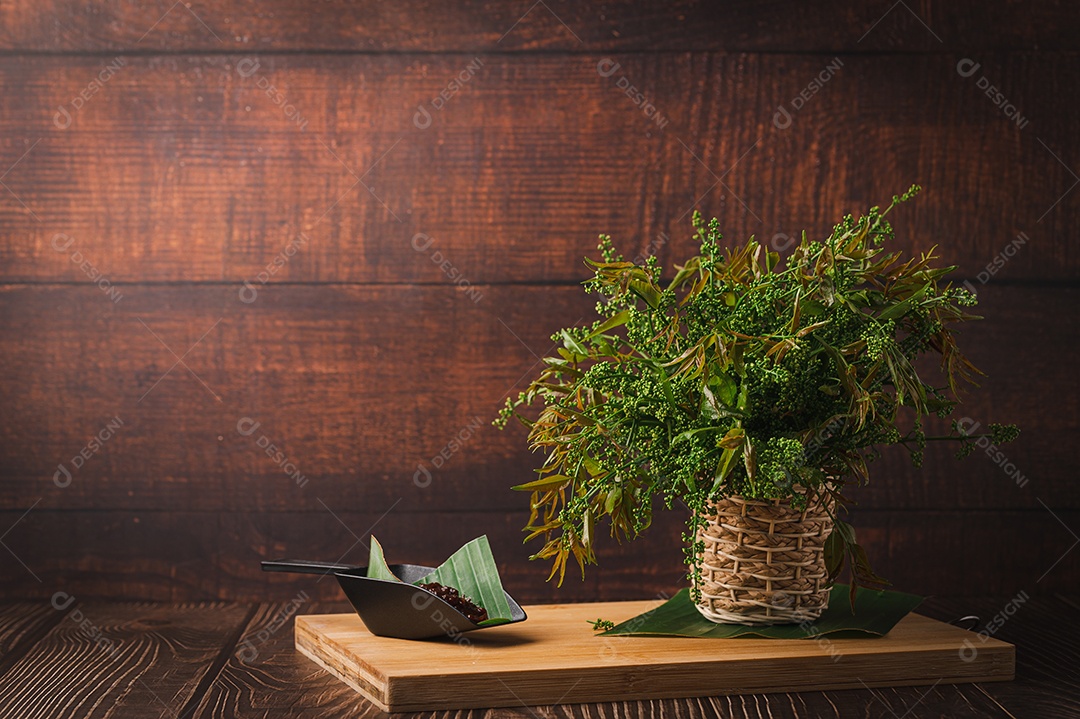 Legumes de Neem com pasta de pimentão