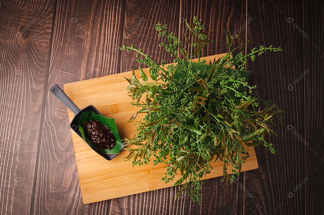 Legumes de Neem com pasta de pimentão