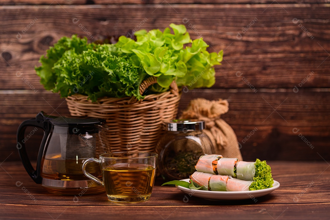 Menu de aperitivos, rolos de salada, palitos de caranguejo, salsichas