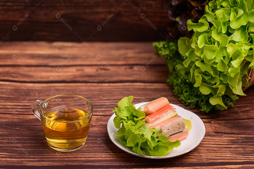 Menu de aperitivos, rolos de salada, palitos de caranguejo, salsichas
