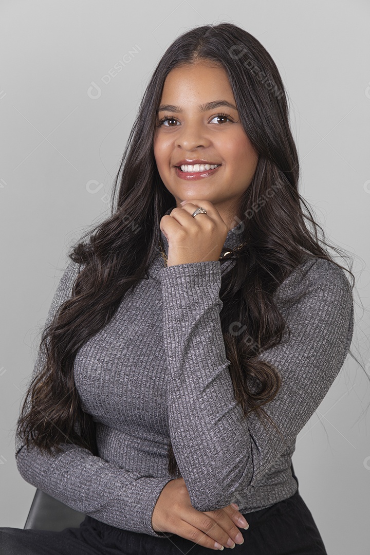 Linda Mulher tirando retratos sobre fundo isolado