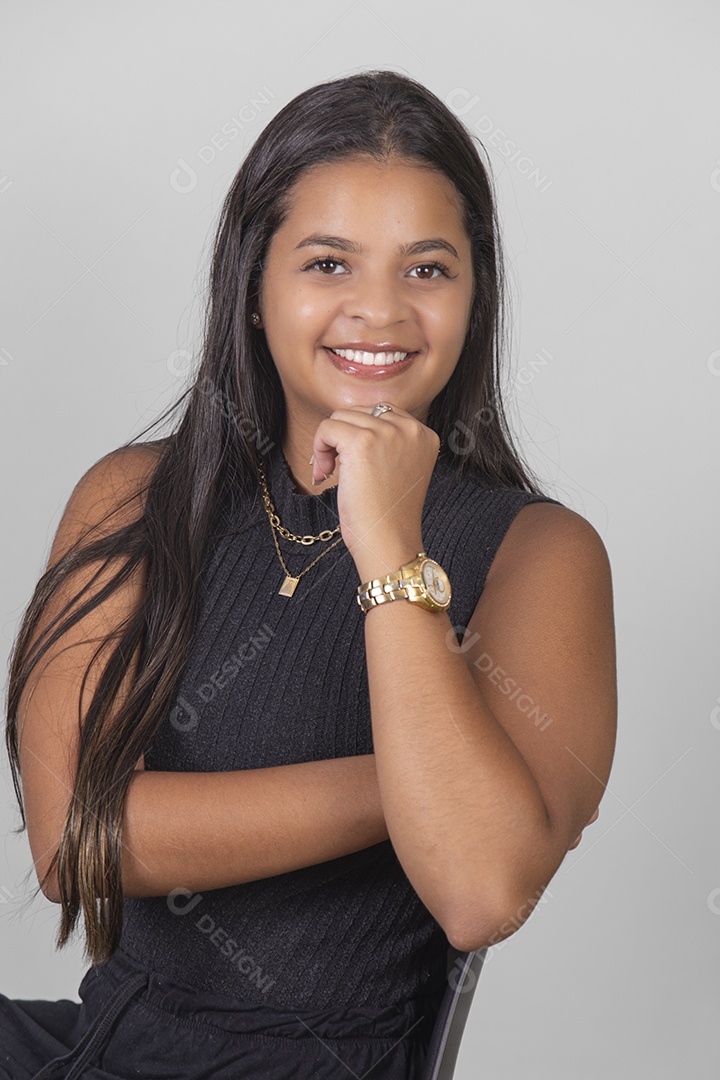 Linda Mulher tirando retratos sobre fundo isolado