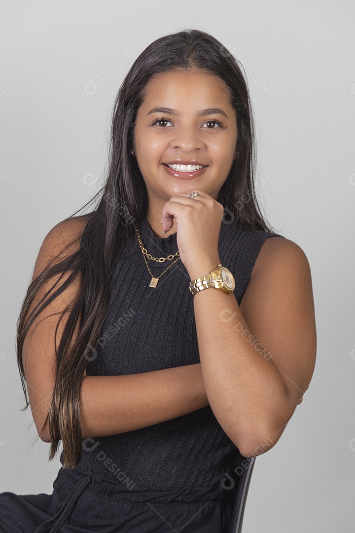 Linda Mulher tirando retratos sobre fundo isolado