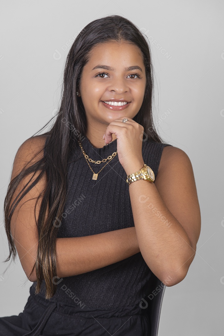 Linda Mulher tirando retratos sobre fundo isolado