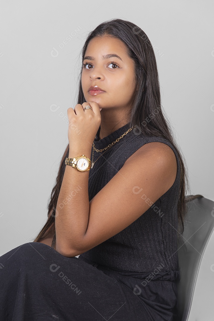 Linda Mulher tirando retratos sobre fundo isolado