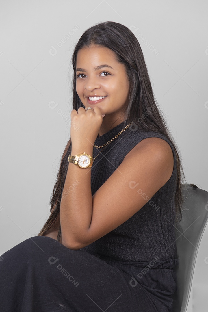 Linda Mulher tirando retratos sobre fundo isolado