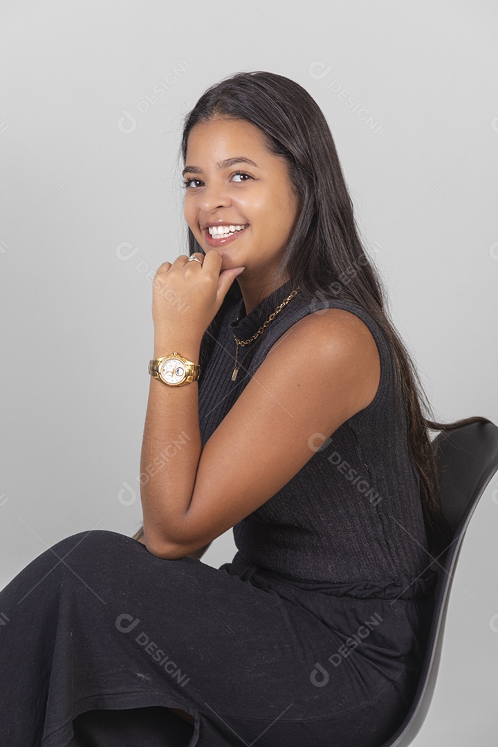 Linda Mulher tirando retratos sobre fundo isolado