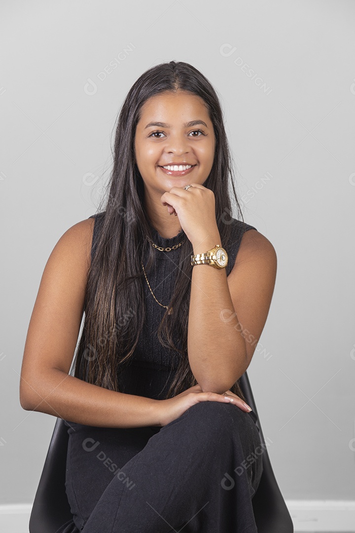 Linda Mulher tirando retratos sobre fundo isolado